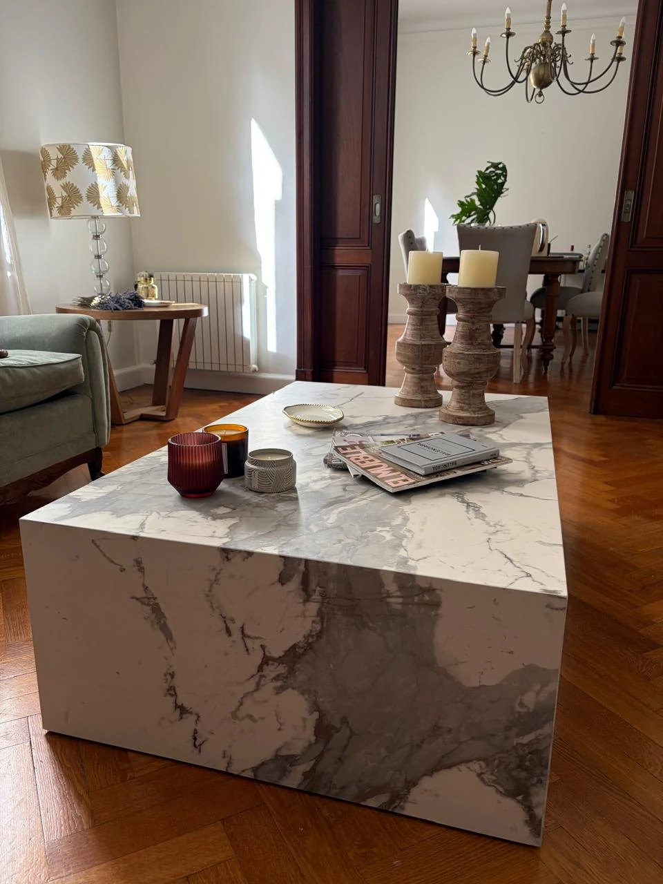 Mesa Ratona Tribeca Haus en Calacatta Luxury, instalada en una casa de Buenos Aires